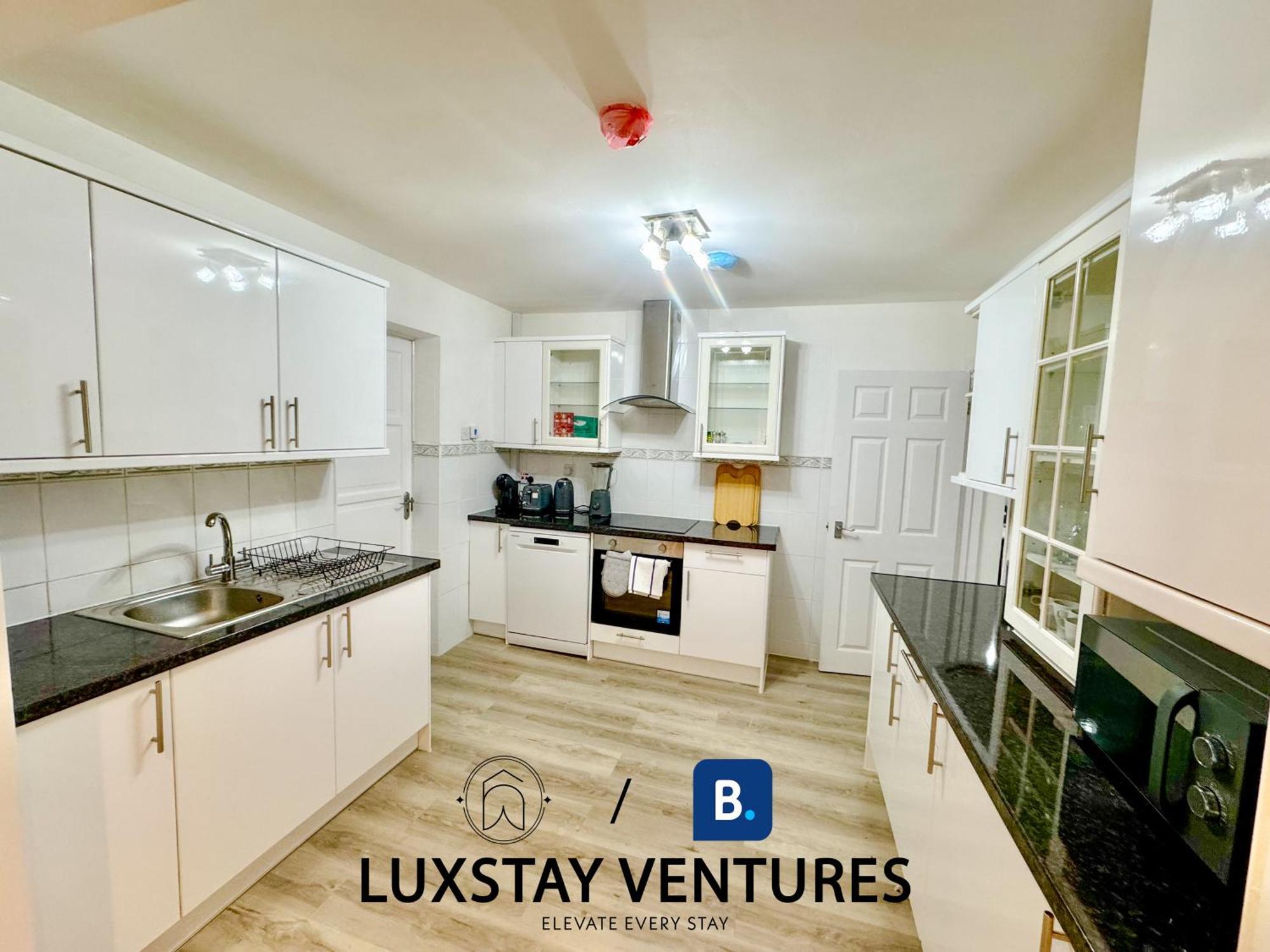 Luxury 4br Near South Downs With Stunning Sea Views, Pool Table & Free Parking For 4 Cars Hove