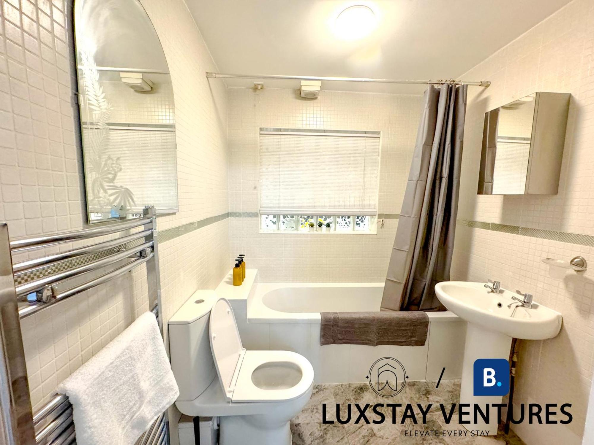 Luxury 4br Near South Downs With Stunning Sea Views, Pool Table & Free Parking For 4 Cars Hove